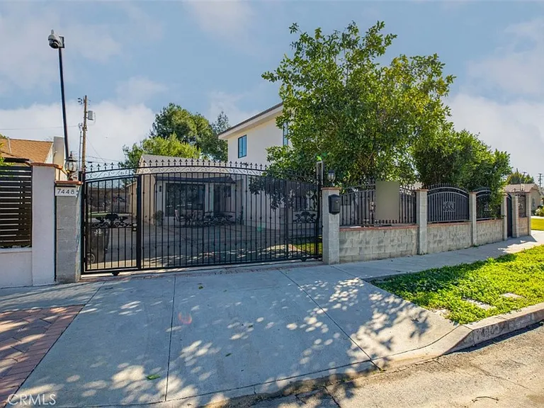 7446 Mammoth Ave — Photo 1