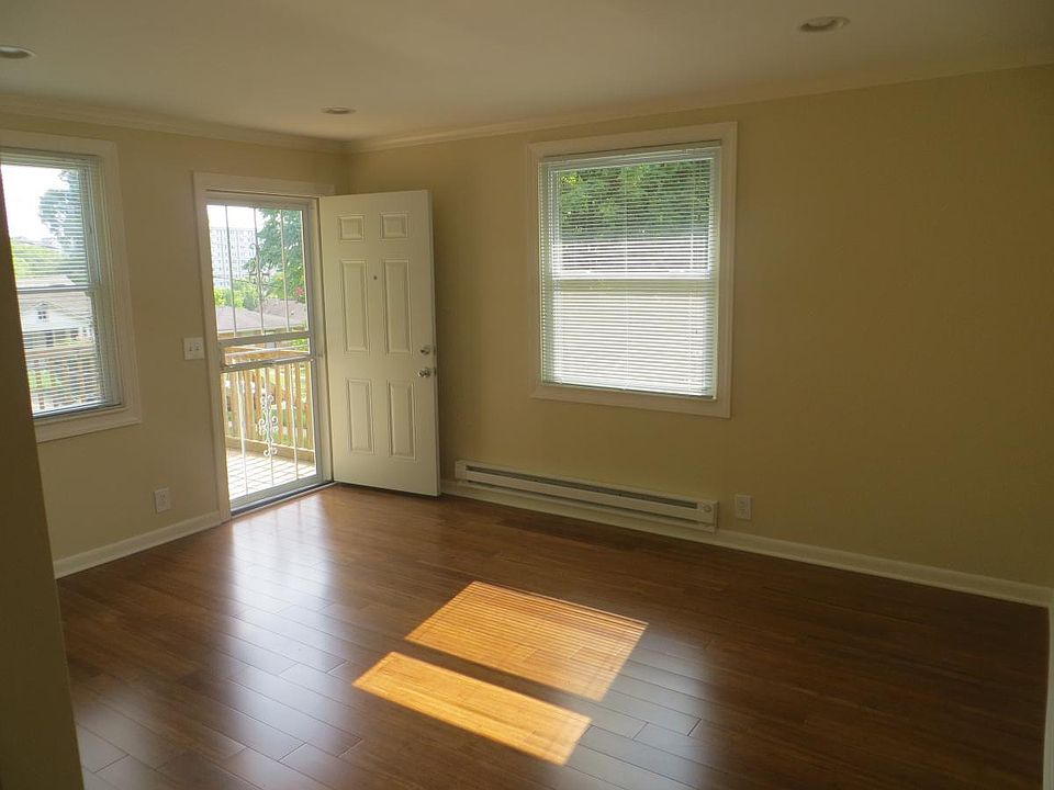 Living Room/Entrance