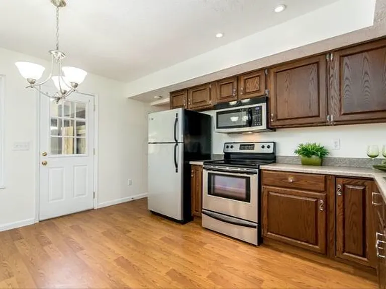3245 Summerdale Ln — Photo 2