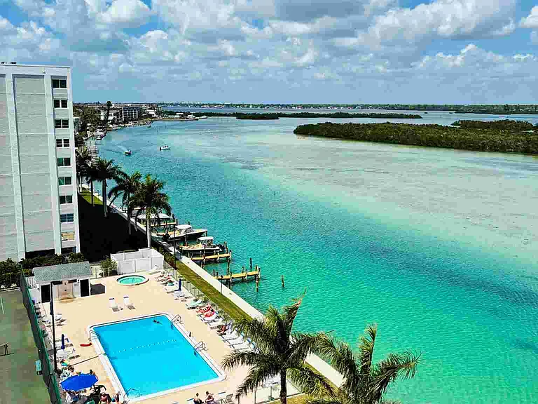 Sarasota Bay view: Largest heated pool on SK, Hot Tub for 1-10, Tennis Court, Pickle Ball. And boat docks for daily or longer term use.