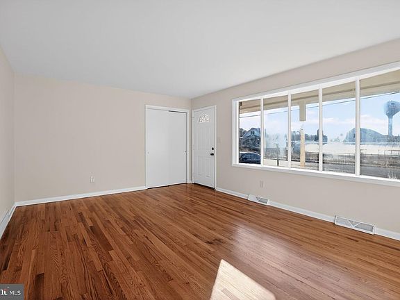 3rd image of 462 E Elmer Rd