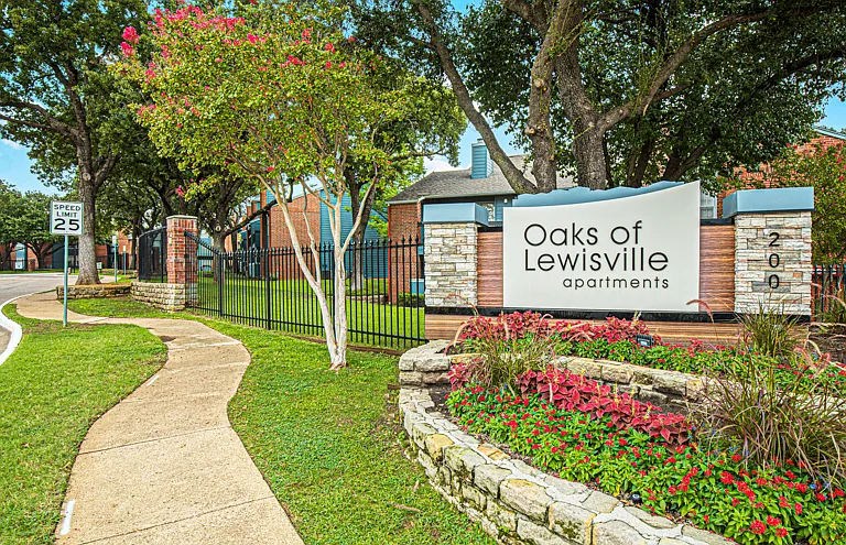 Oaks of Lewisville Apartments — Photo 41