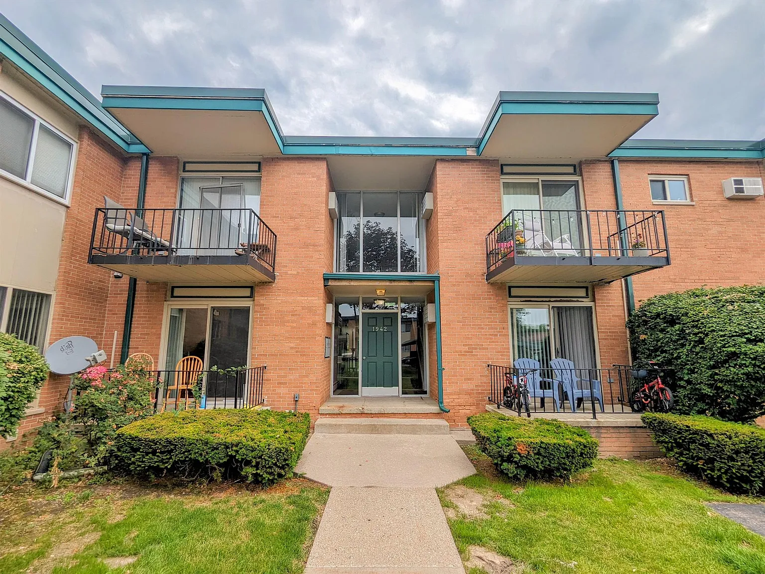 1 bed, 1.0 bath, 868 sqft, $1,350 — Photo 1