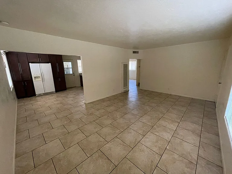 868 S Park Ave — Photo 3