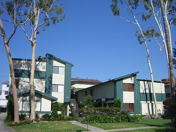 Well maintained townhouse building