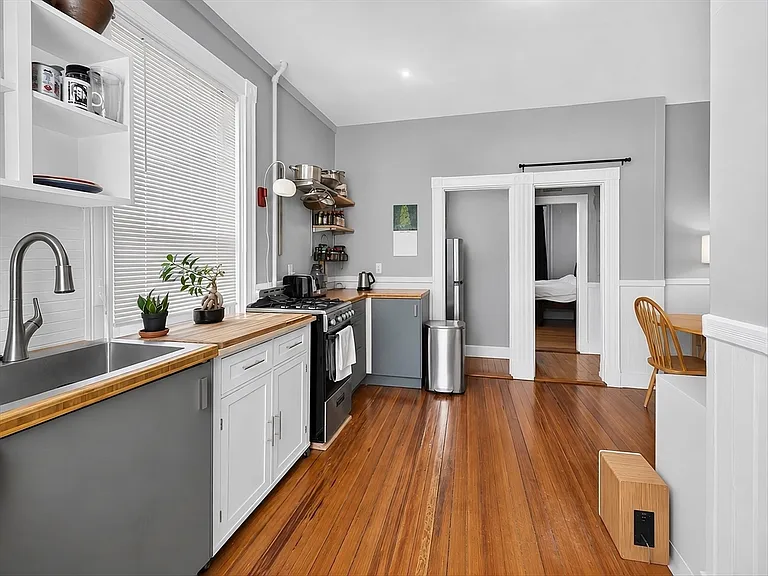 41 Walnut St #1R — Photo 2