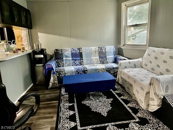 5th image of 467 Banta Ave