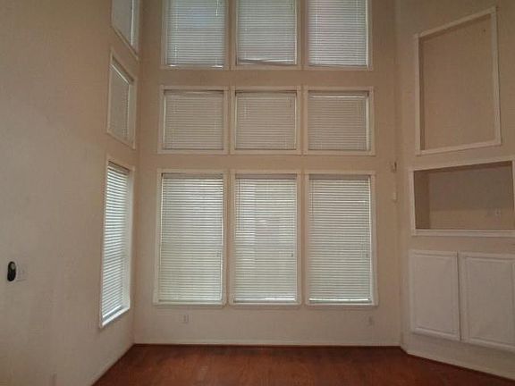 4th image of 10326 Thornmont Ln