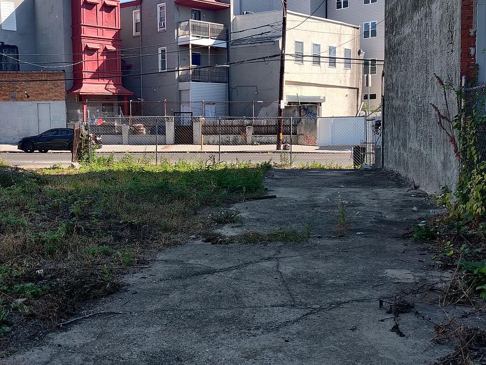 2nd image of 918 N 46th St
