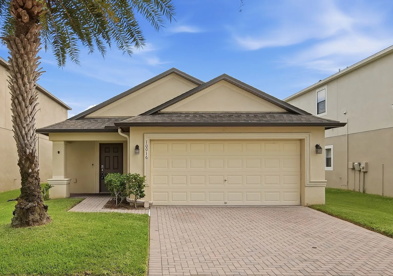 Beautiful 3 bedroom/2bath/2 car garage with oversized backyard on a beautiful pond with lots of c... — Photo 1