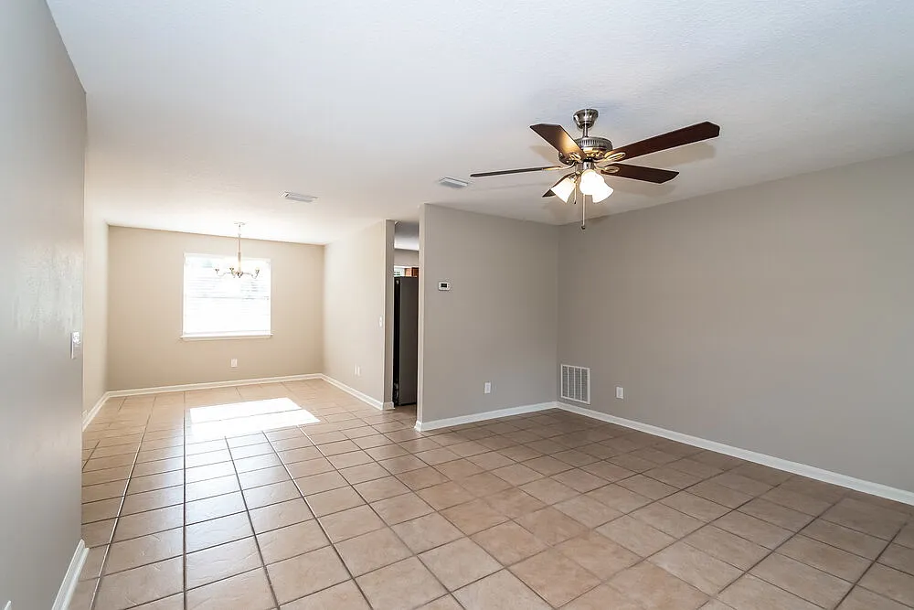 3 bed, 2.0 bath, 1393 sqft, $2,510 — Photo 4
