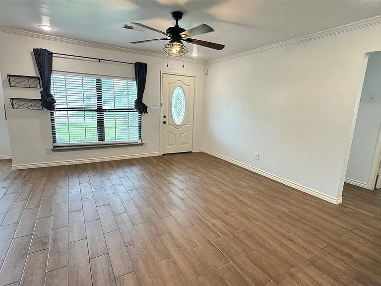 221 Hyta St — Photo 5