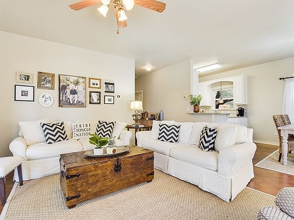 3rd image of 401 Robinhood Ln