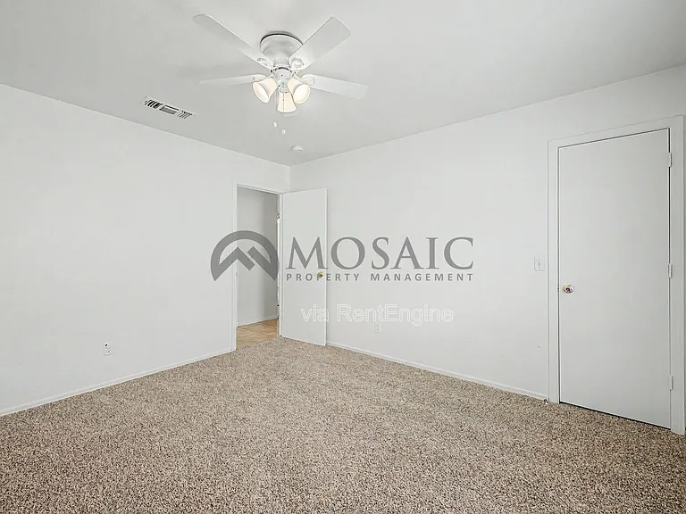 1004 E Cowboy Cove Trl — Photo 18
