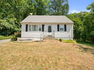 4 Ledgewood Dr, Gales Ferry, CT 06335