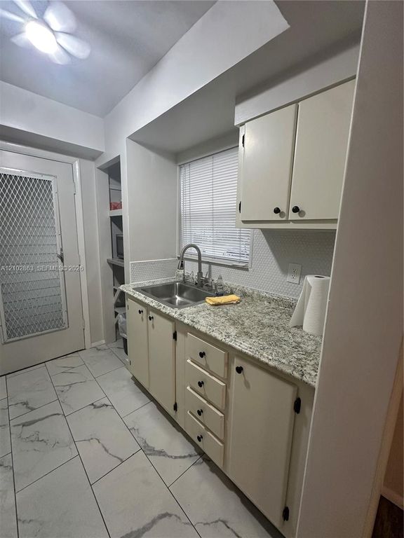 1050 E Sample Rd APT 202, photo 3