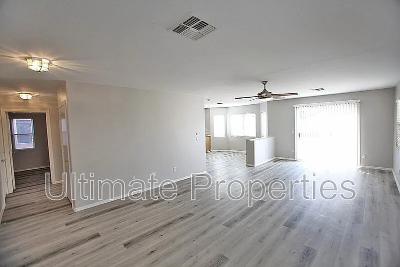 3 bed, 2.5 bath, 1776 sqft, $1,795 — Photo 2