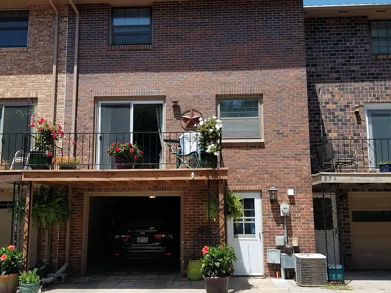 336 Twykingham Pl — Photo 2
