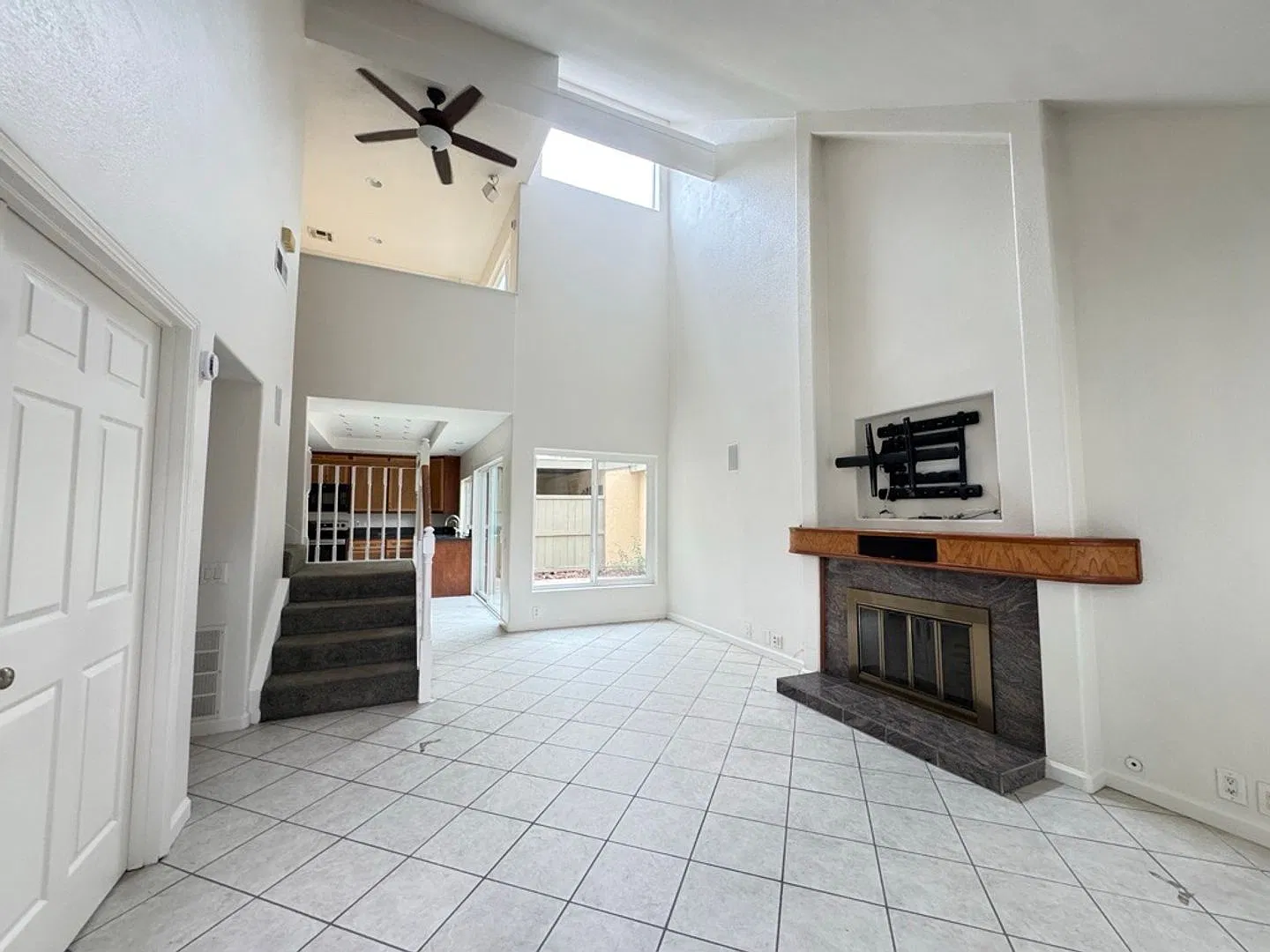 Stunning and Spacious 4 Bedroom in Mira Mesa! — Photo 2