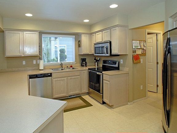 Large, Bright Kitchen 