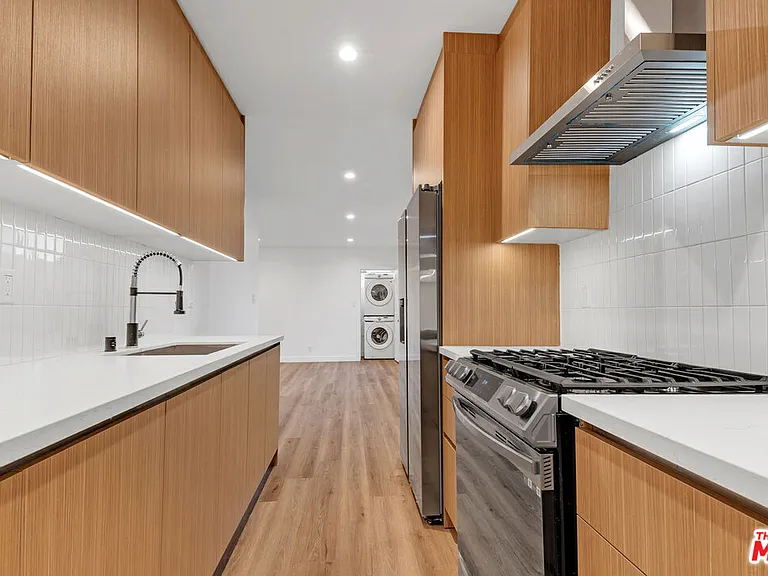 950 Havenhurst Dr #6 — Photo 2