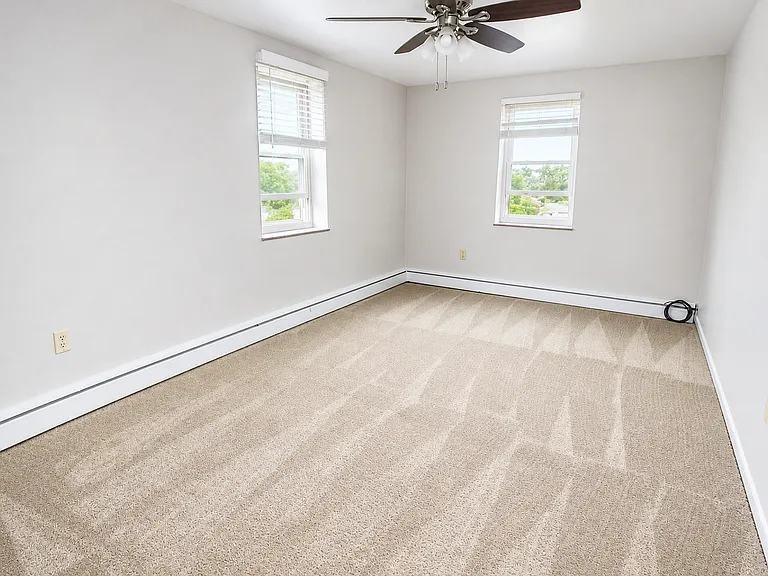 Carpeted 1 Bed/1 Bath (Unit 501)