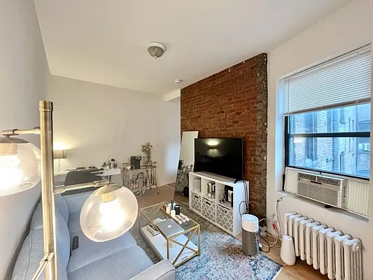 Rented by KNOCKKNOCK LLC | media 7