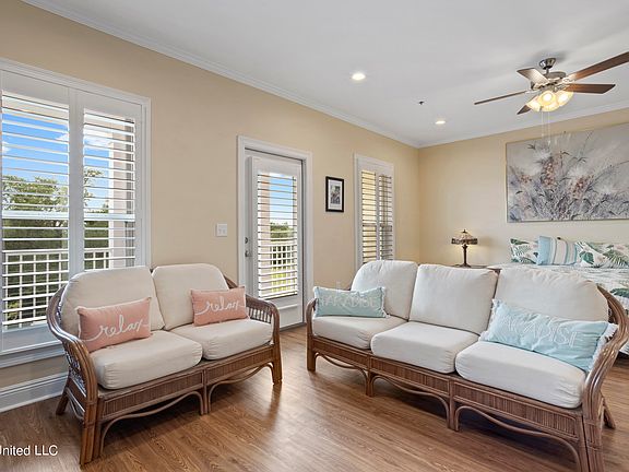 3rd image of 37 Oak Alley Ln