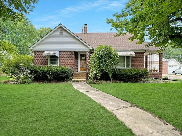 614 W 29th St, Higginsville, MO 64037