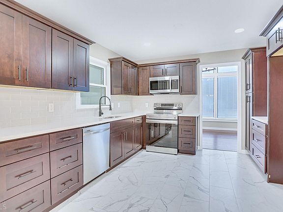 4th image of 3105 Periwinkle Dr