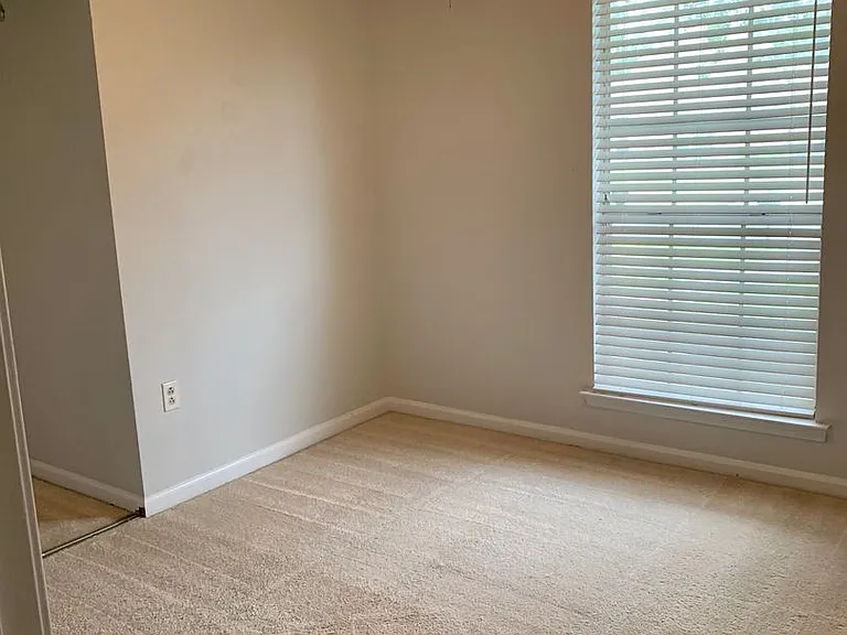 13676 Greenview Ave — Photo 4