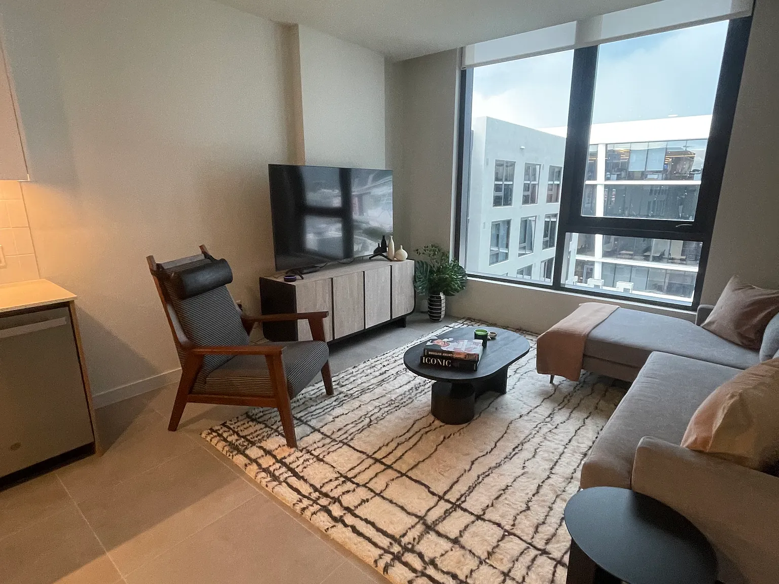 1 bed, 646 sqft, $2,350 — Photo 3