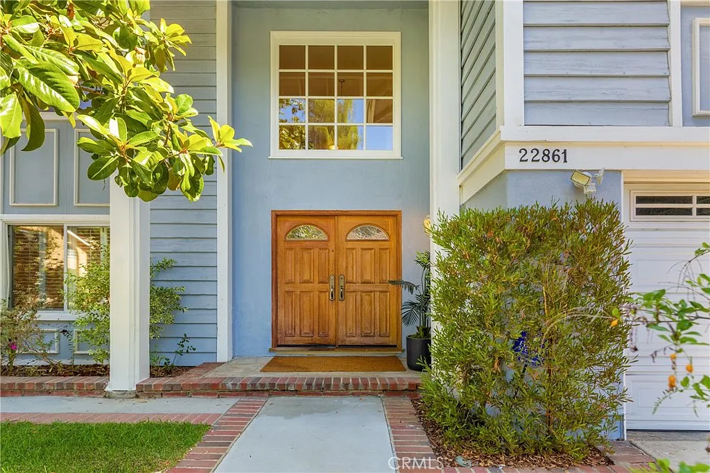 5 bed, 2.5 bath, 2724 sqft, $6,800 — Photo 2
