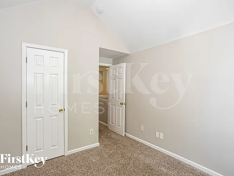 8605 Royal Bluff Dr — Photo 17