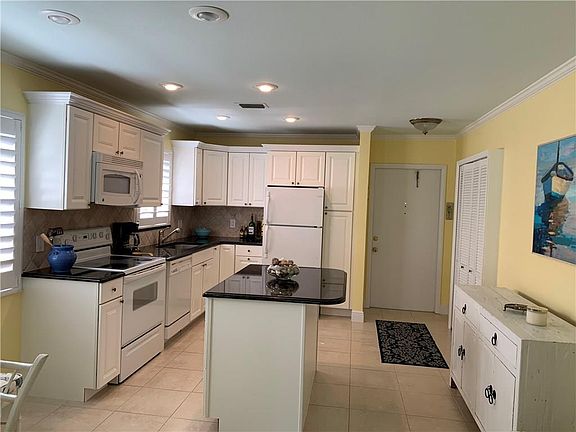 3rd image of 10 Vista Gardens Trl