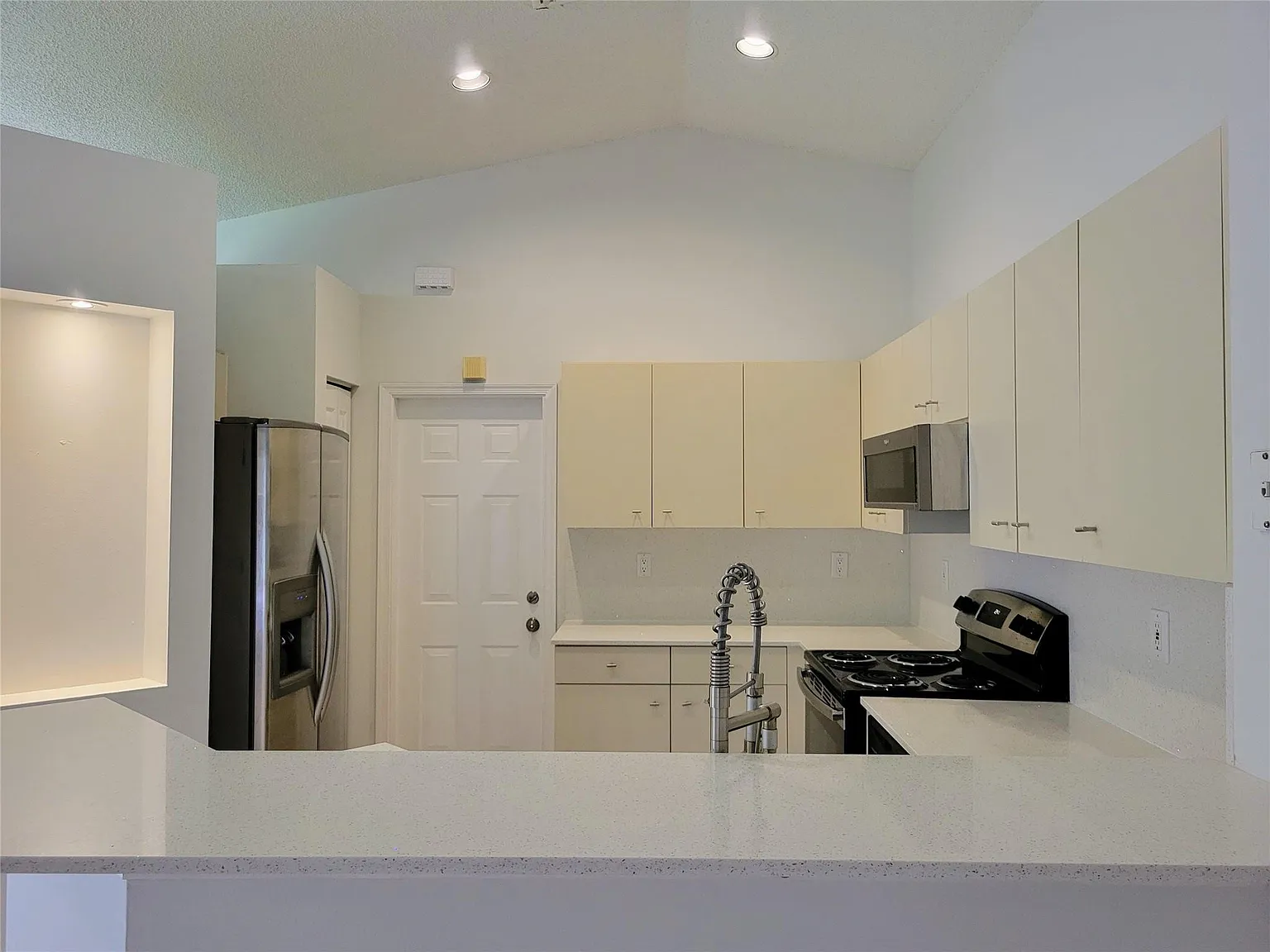 3 bed, 2.0 bath, 1420 sqft, $3,700 — Photo 4
