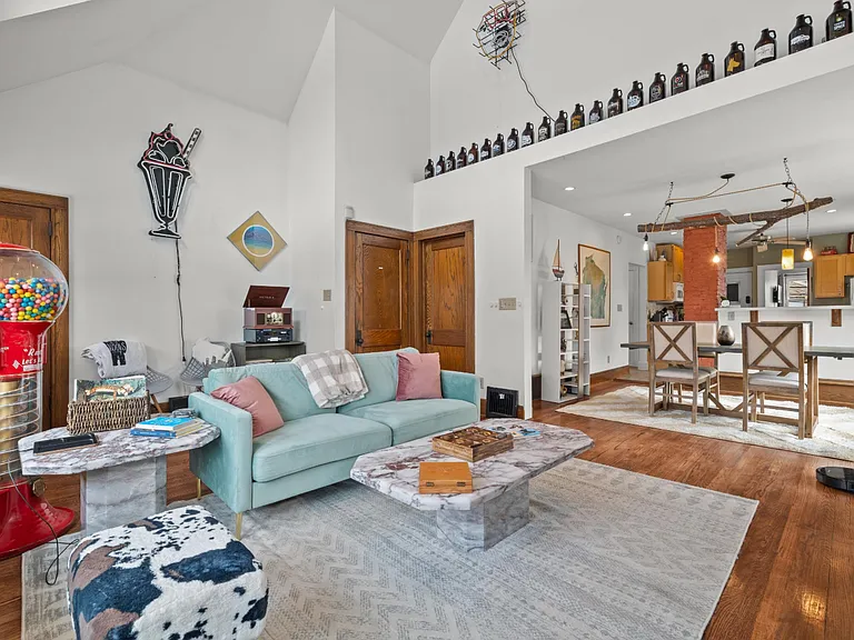 Vaulted ceilings!