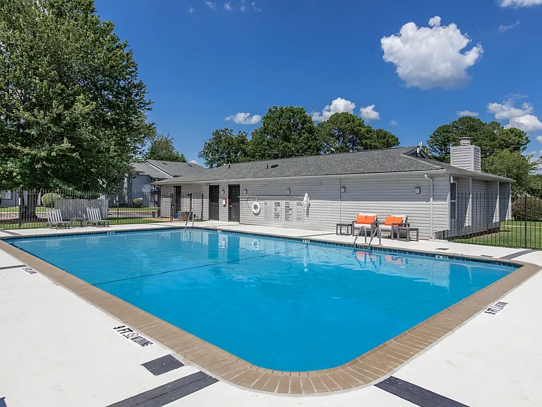 Silverstone Apartments — Photo 27
