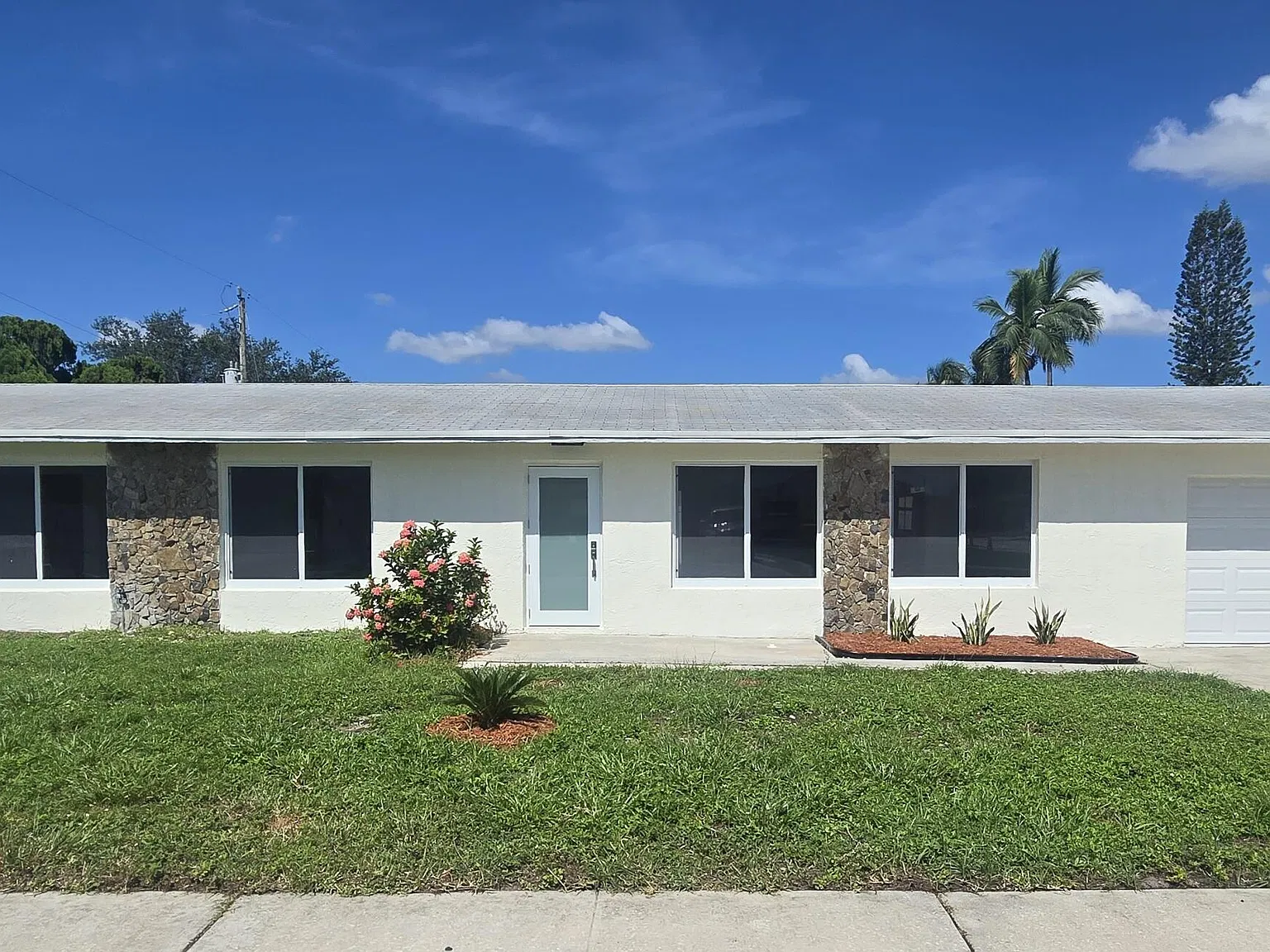 3 bed, 2.0 bath, 1456 sqft, $3,100 — Photo 1