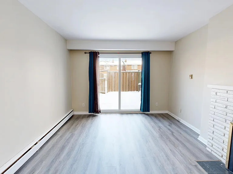 144 Arbour Glen Cres #1 — Photo 8