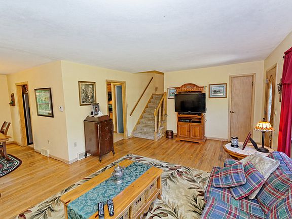 2nd image of 11 Roslyn Dr