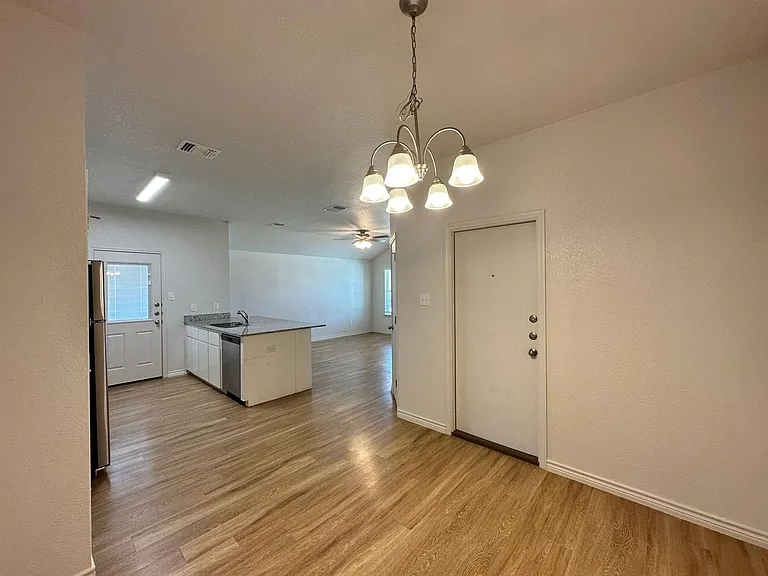 1809 Clovis Dr — Photo 9