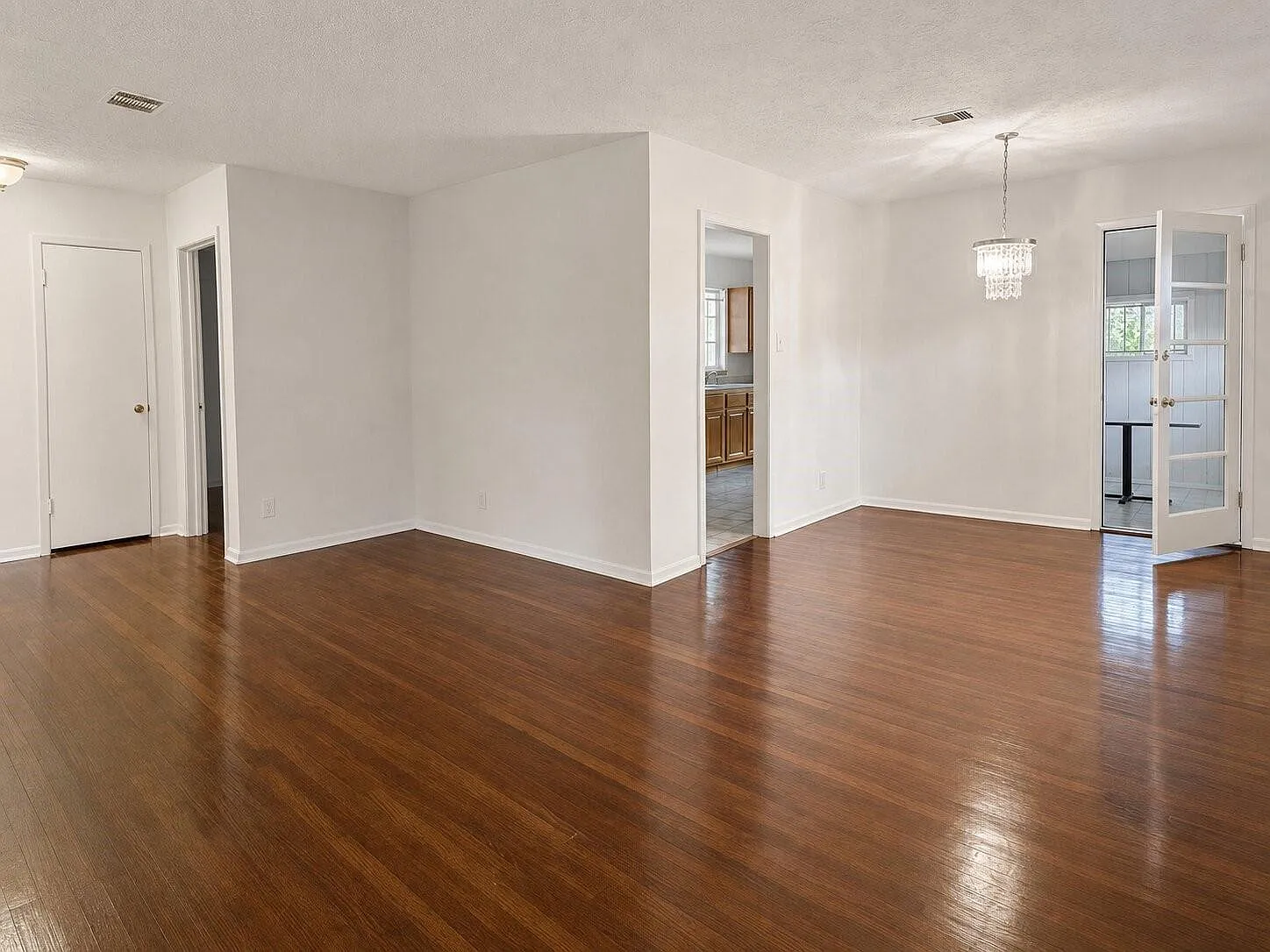 3 bed, 2.0 bath, 1350 sqft, $1,550 — Photo 2
