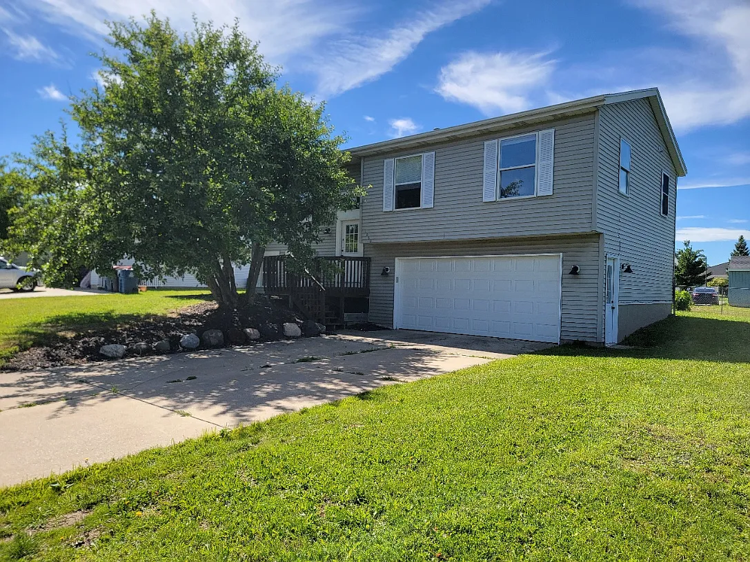4 bed, 1285 sqft, $2,100 — Photo 4