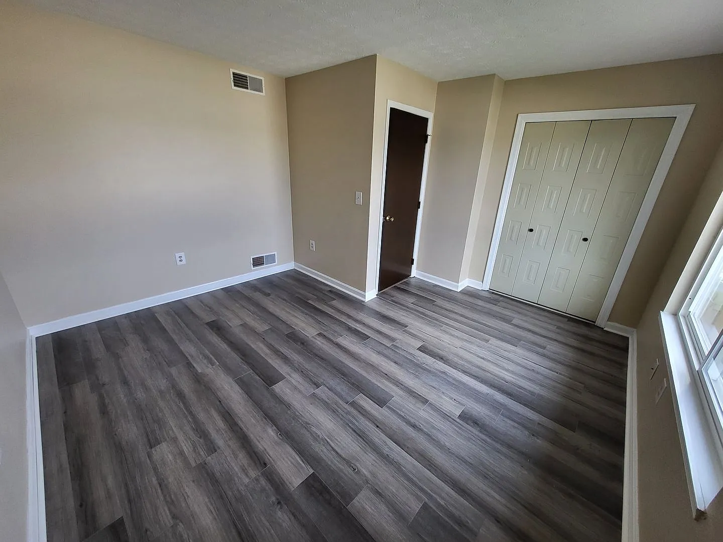 Two Bedroom Townhouse - New Oxford Road — Photo 3