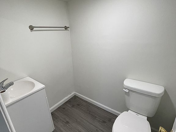 5th image of 215 Henry St Unit B