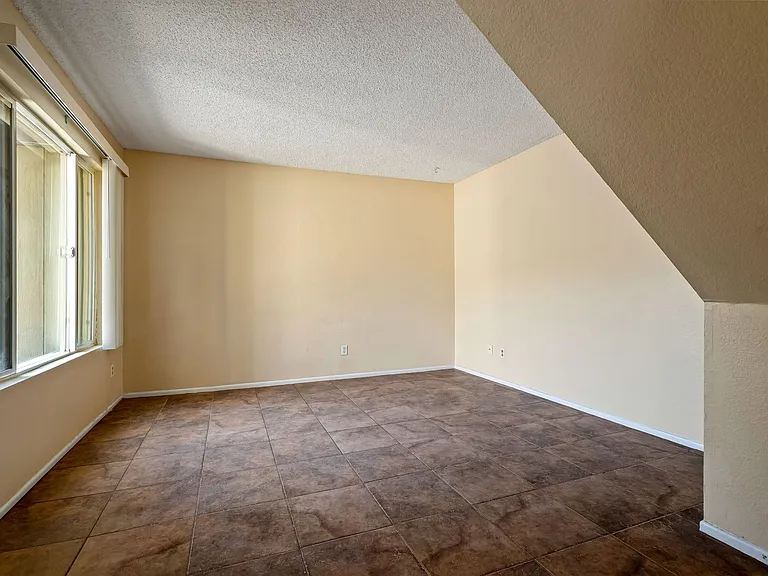 6-web-or-mls-1742 E Pepper Cir Apt 4--3_12132024