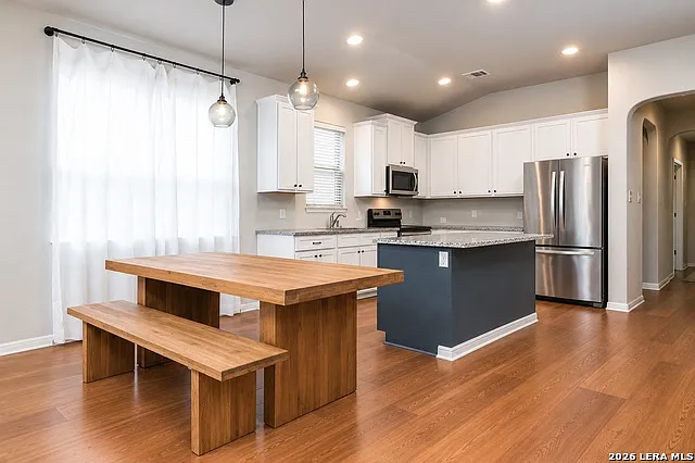 3 bed, 2.0 bath, 1730 sqft, $1,949 — Photo 4