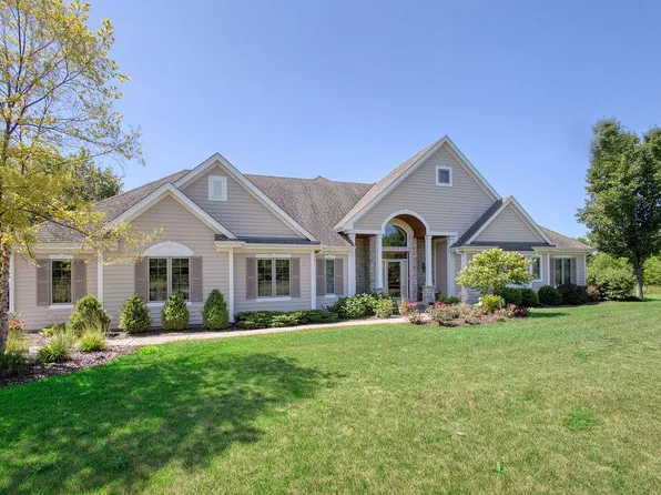 11210 North Westwood CIRCLE, Mequon, WI 53097