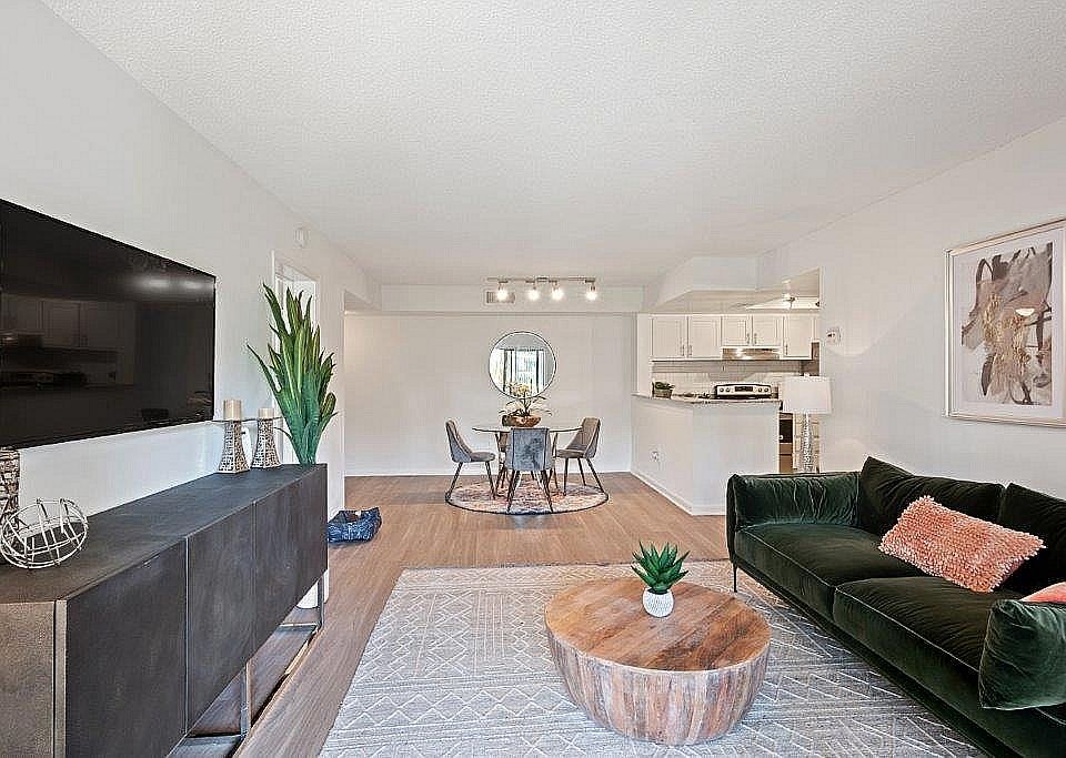 Seamlessly Connected Living & Dining